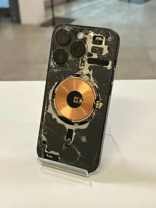 iPhone 背面バキバキ ボロボロ 中身が見える 買取可能