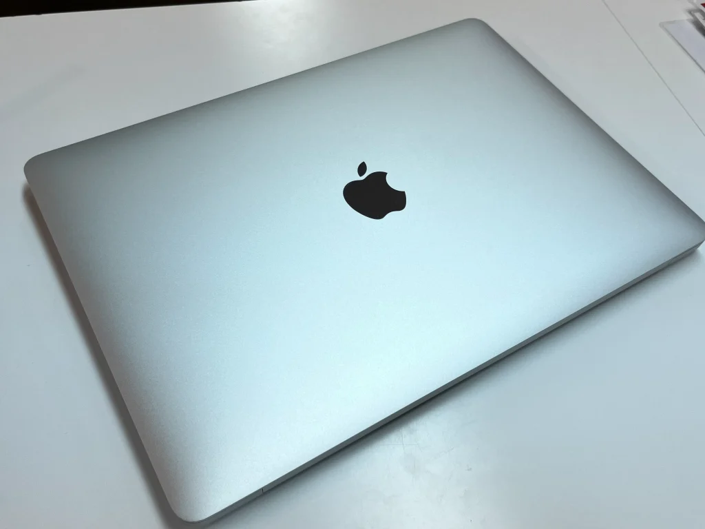 MacBook本体の外観写真(クローズ状態)|札幌市西区アルファロジック琴似駅前店の買取事例
