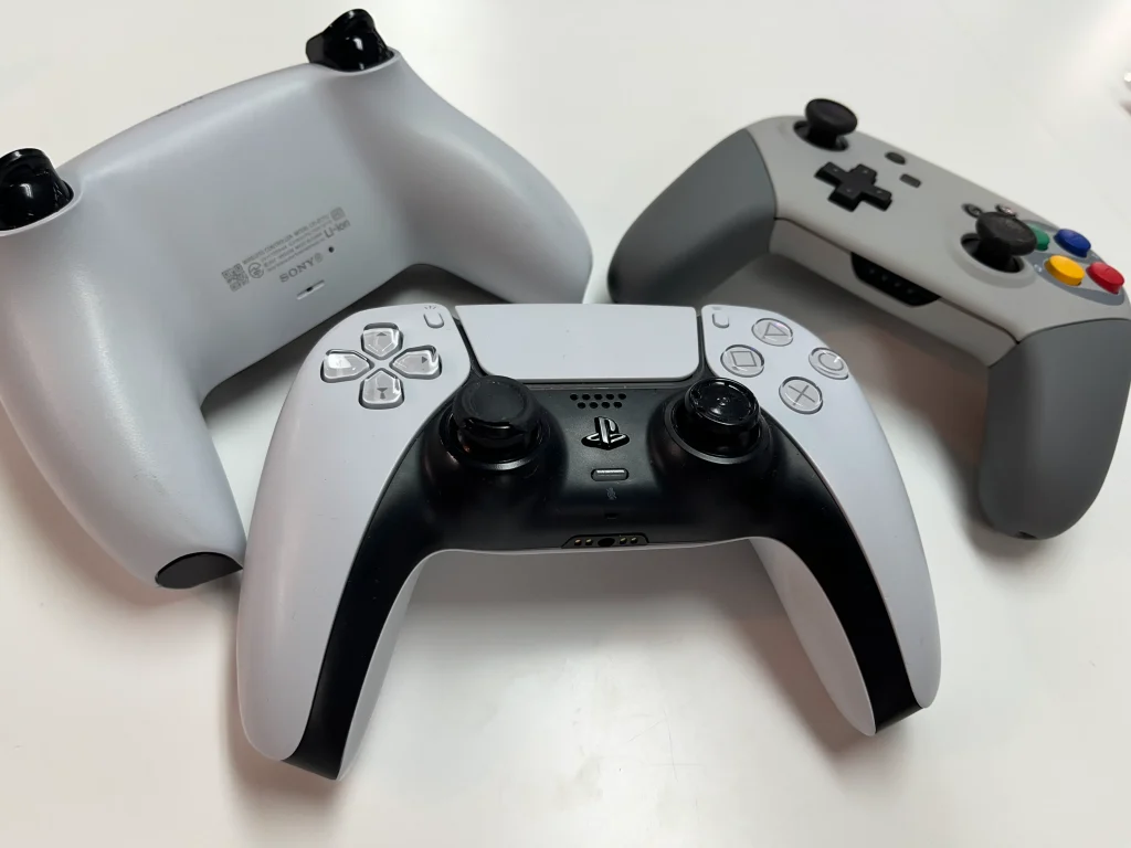 PS5を含むゲームパッド3種類の写真|札幌市西区アルファロジックではジャンク状態でも複数買取可能