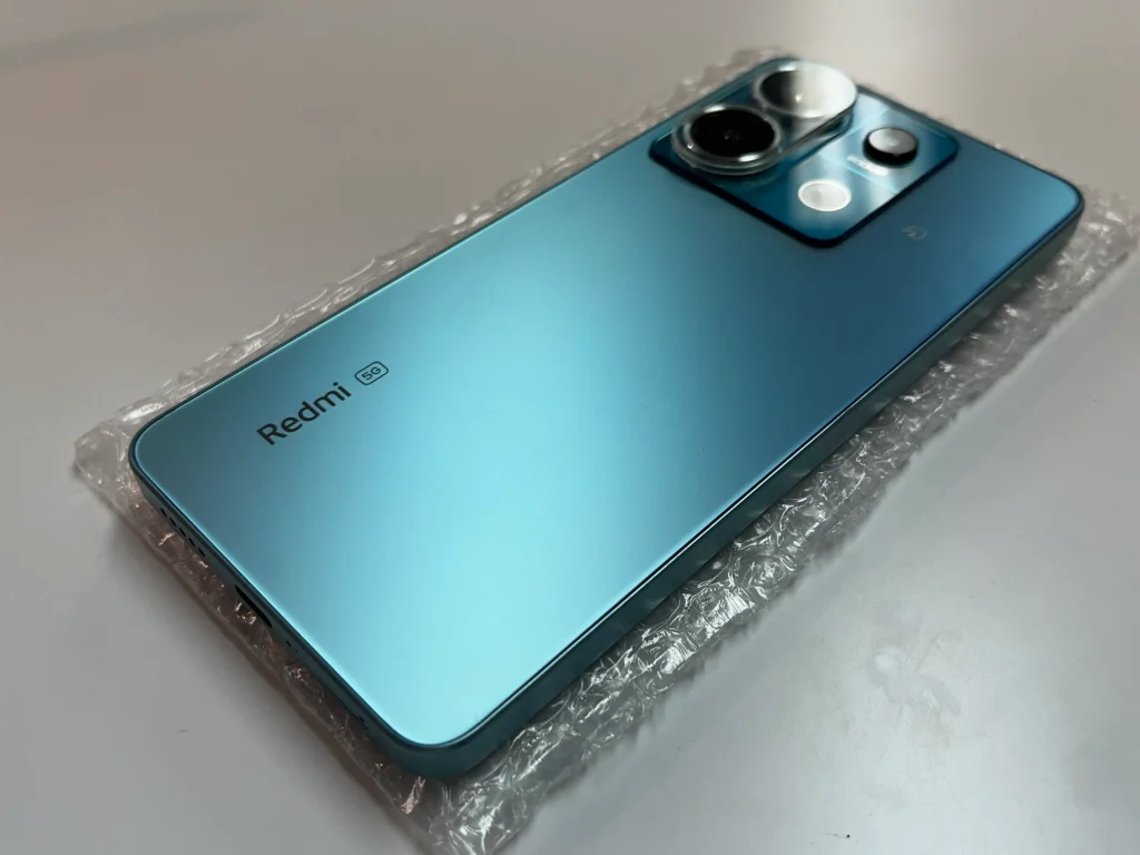 Redmi Note 13 Pro 5Gの本体を店舗で査定中の様子|札幌市西区アルファロジック