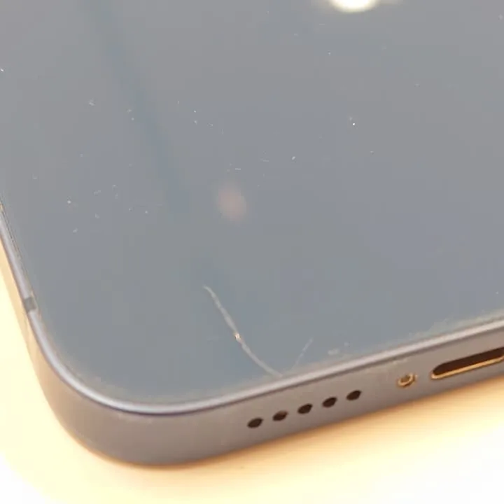傷付いたiPhone13でも買取り可能