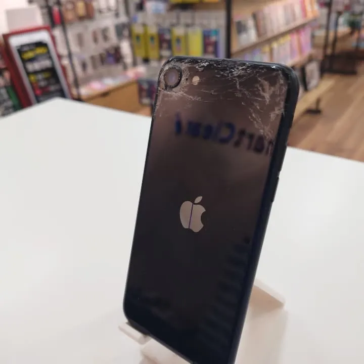 背面割れのiPhoneSE3買取