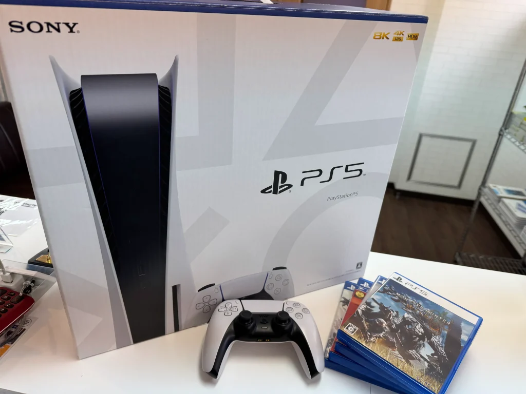札幌市西区で買取したPlayStation5本体とコントローラー・ゲームソフトの写真｜アルファロジック琴似駅前店