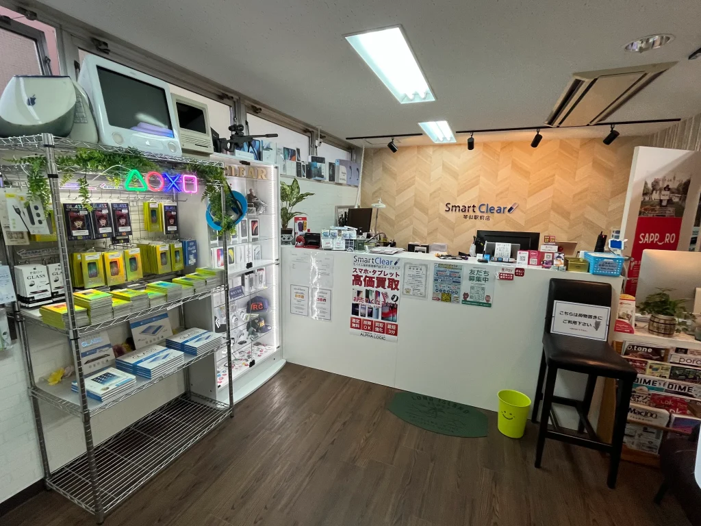 札幌市西区スマートクリア琴似駅前店の店内カウンターとアクセサリー売り場の様子｜修理受付と買取査定対応スペース
