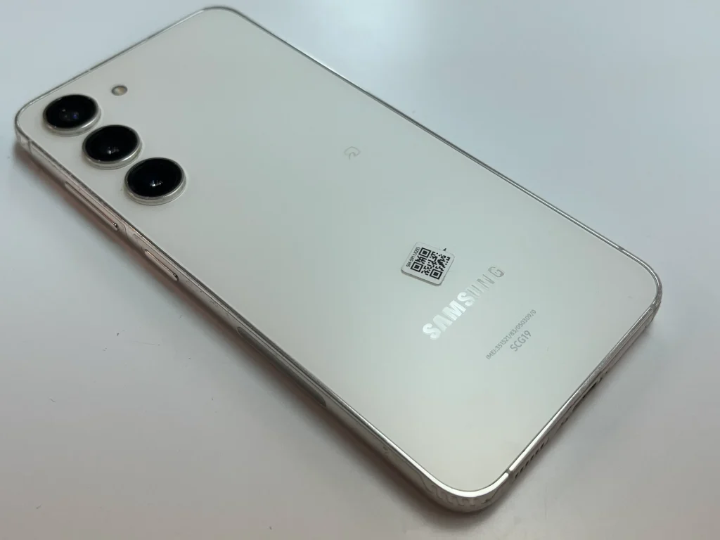 Galaxy S23 クリーム色モデルの背面実物写真｜札幌市西区アルファロジック琴似駅前店での買取事例用画像