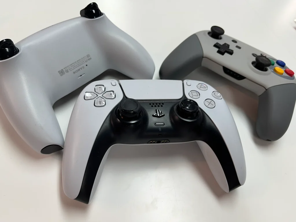 PS5を含むゲームパッド3種類の写真｜札幌市西区アルファロジックではジャンク状態でも複数買取可能