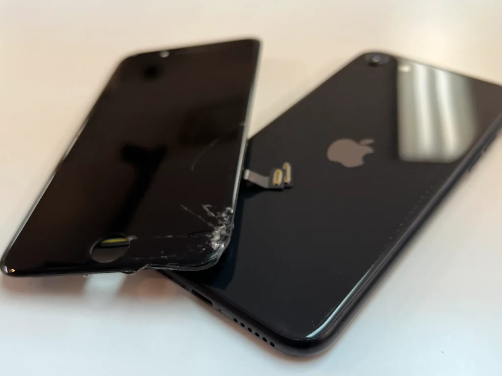 画面が割れてしまったiPhone SE2の本体とパネルの状態を札幌市西区アルファロジックで確認した買取端末の一例
