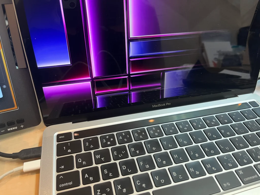 液晶に表示不良があるMacBook Proの写真（画面が乱れている状態）