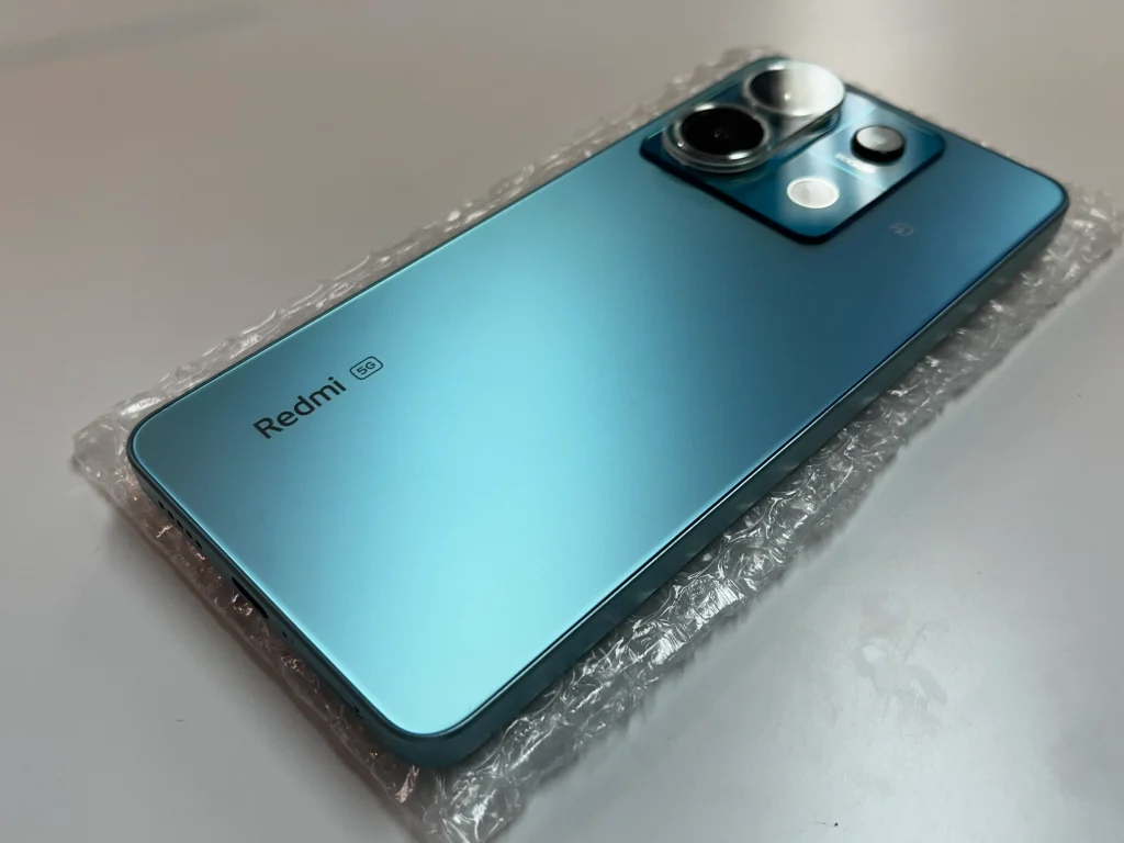 Redmi Note 13 Pro 5Gの本体を店舗で査定中の様子｜札幌市西区アルファロジック