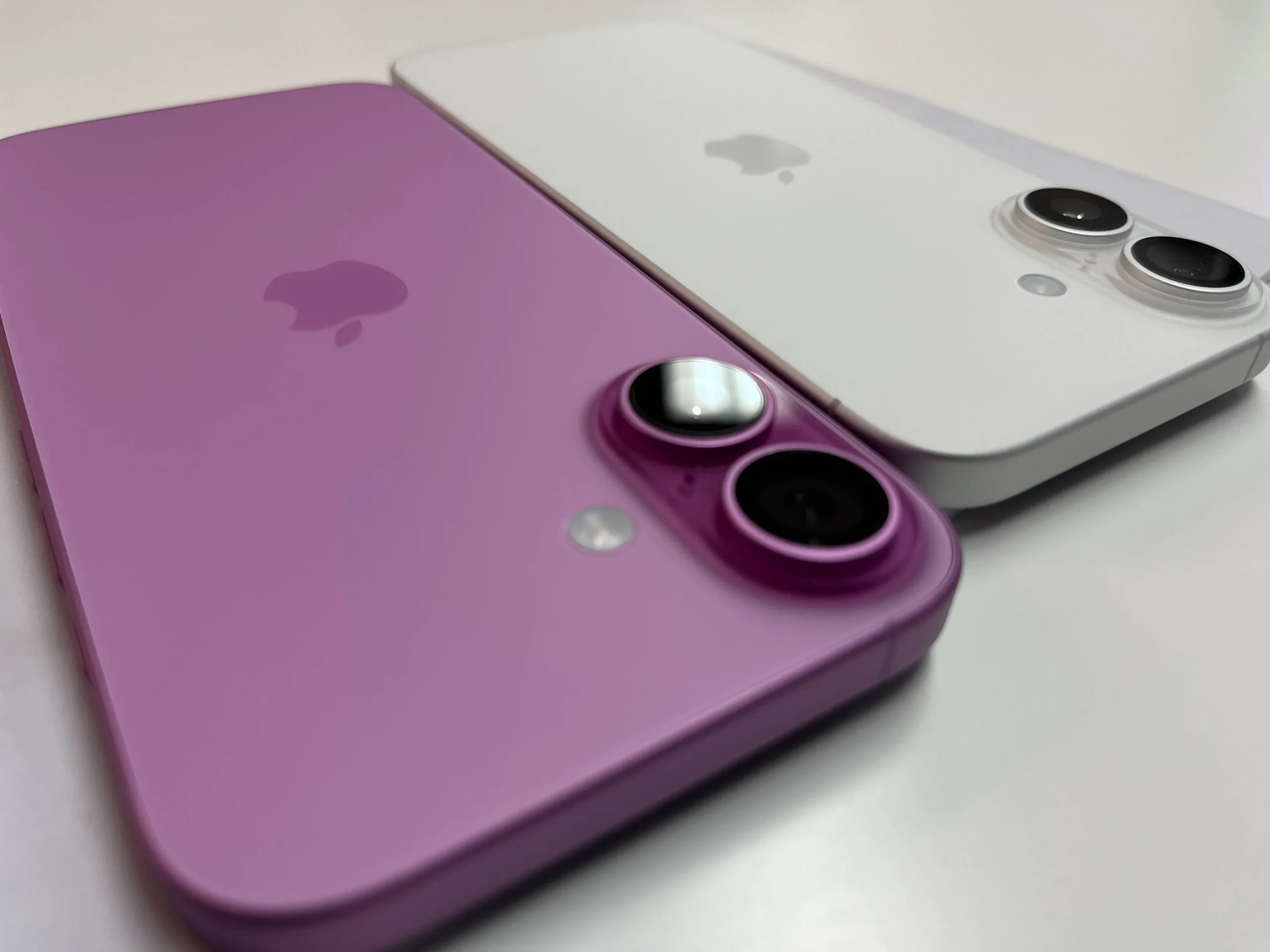 iPhone 16のパープルとホワイトモデルの背面が並んだ状態の買取写真