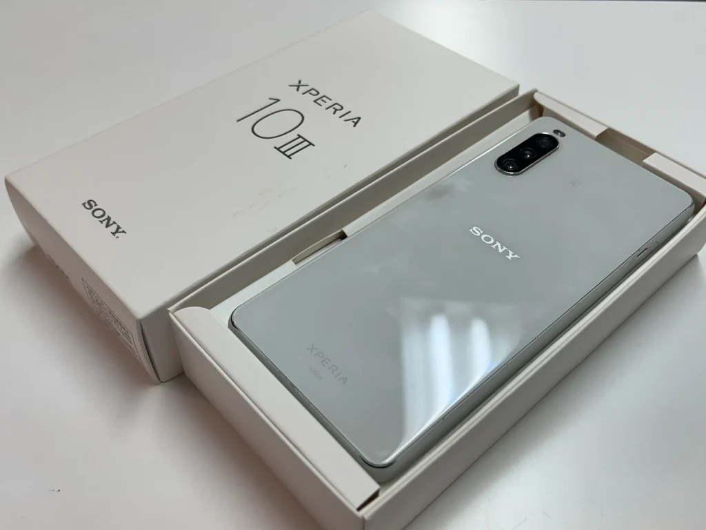 Xperia 10 IIIホワイト本体と化粧箱がそろった状態の買取写真（札幌市西区アルファロジック）