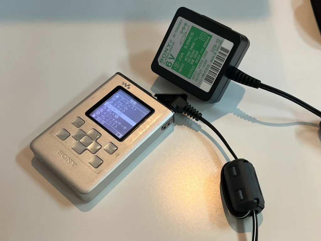 ウォークマンと充電器が写った音楽プレイヤーの買取対象例