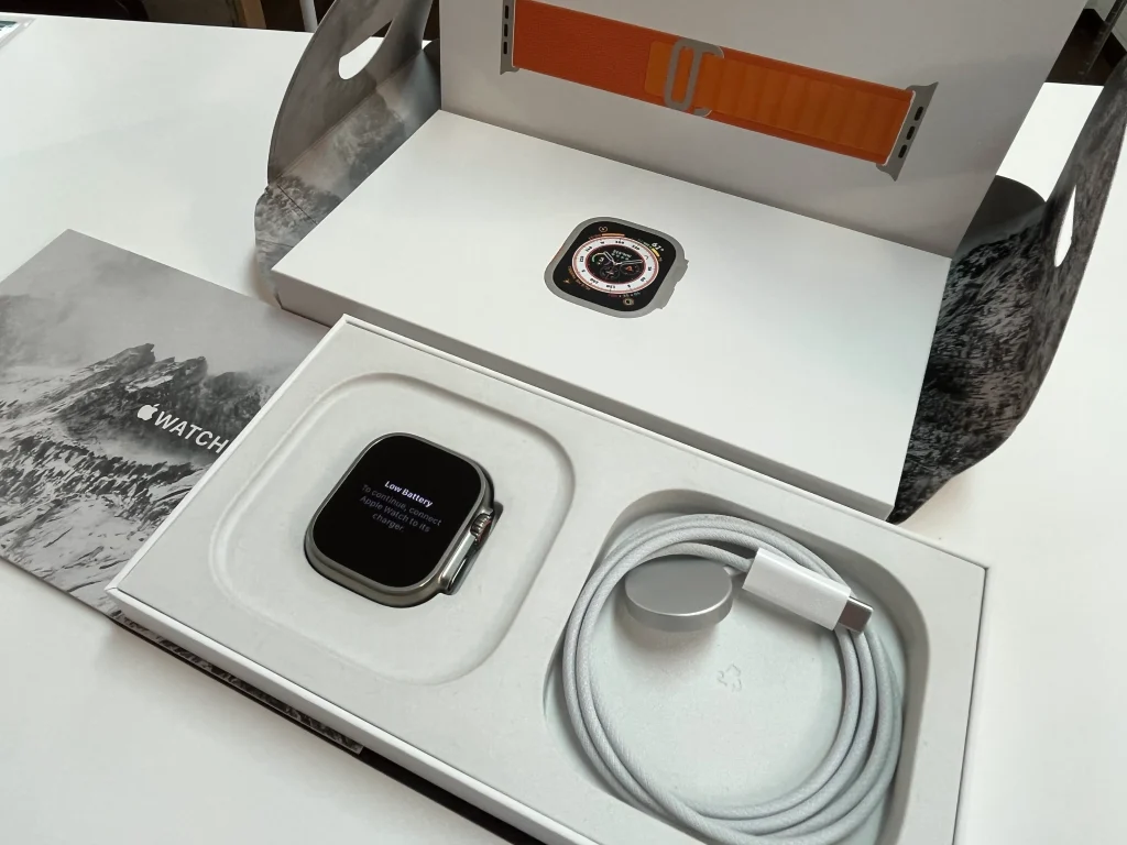 Apple Watch Ultra（49mm / GPS＋セルラーモデル）本体と付属品の写真