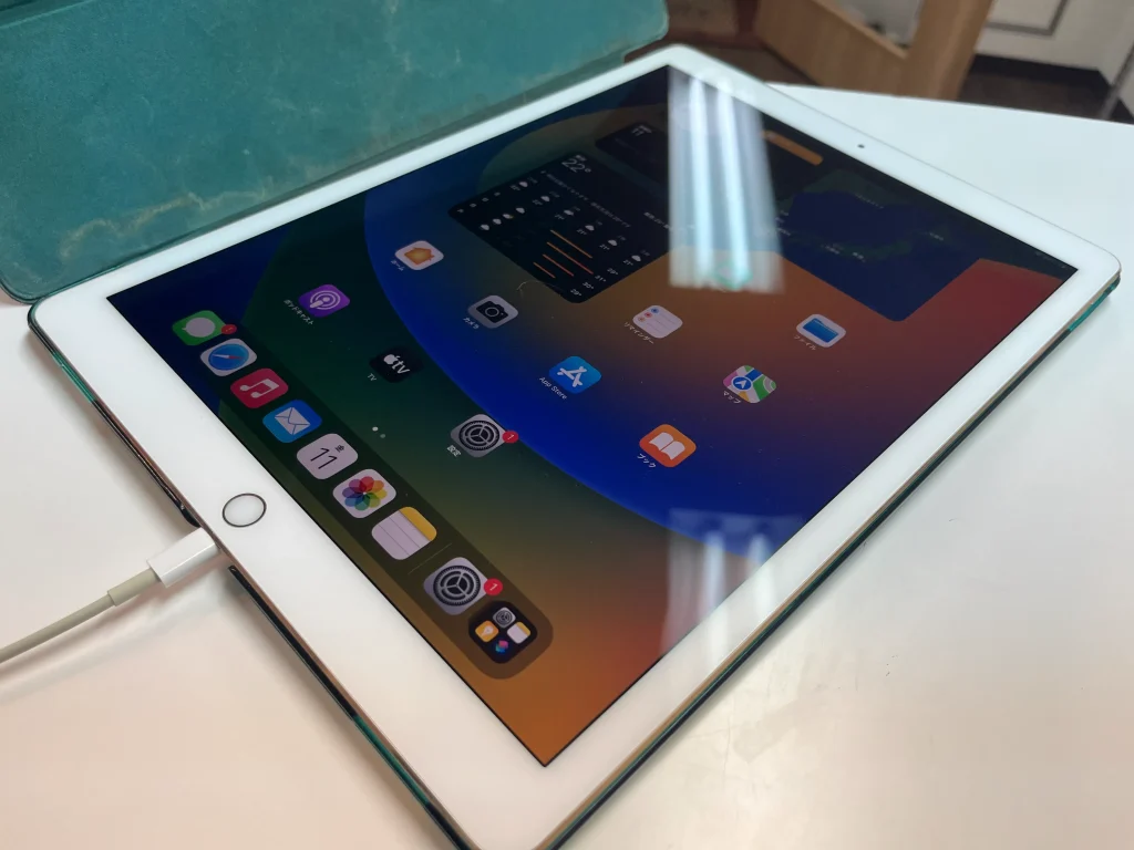 充電中の古いiPad。アルファロジックでは古いタブレット端末の買取も対応しています。
